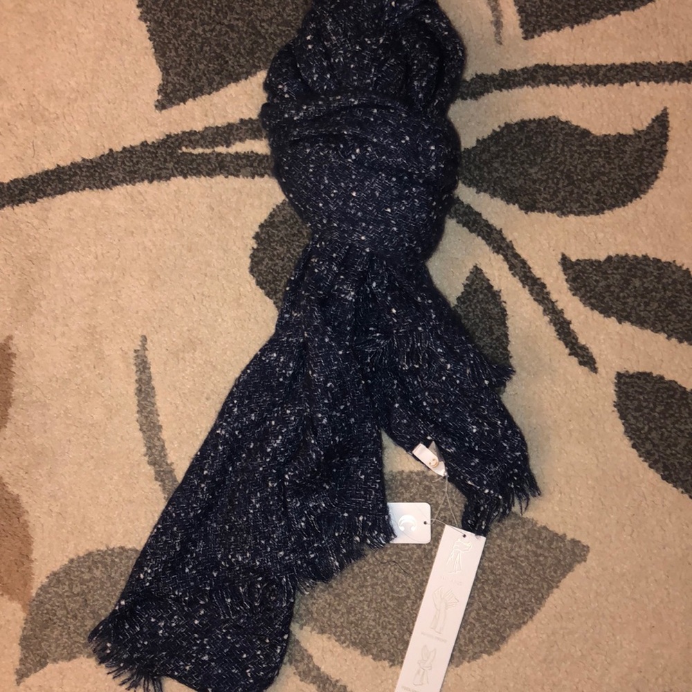 Gorgeous blue and white scarf!